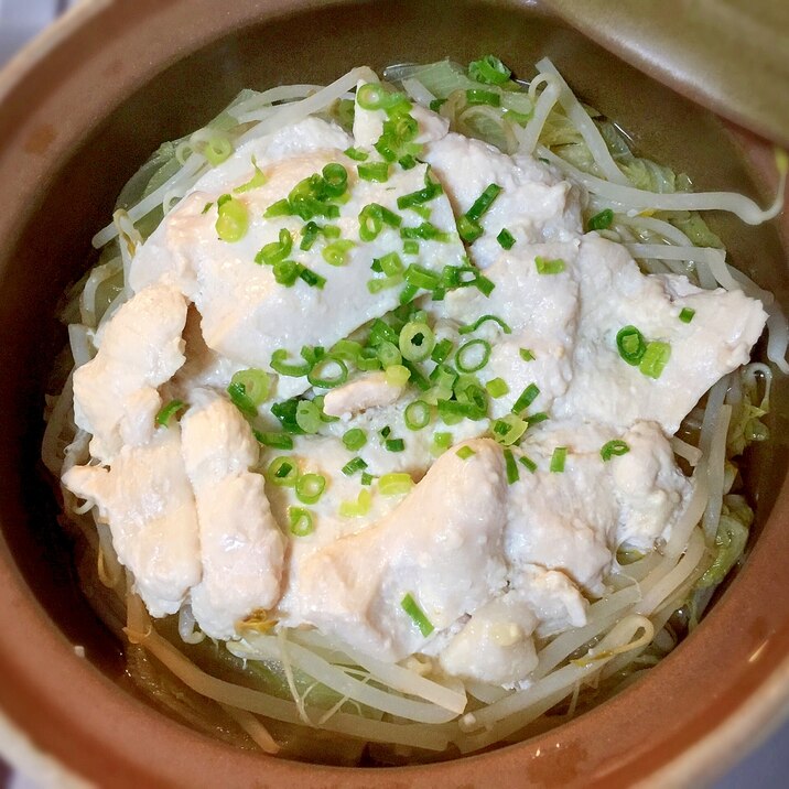 塩麹でやわらか♡鶏ムネ肉と白菜の土鍋蒸し